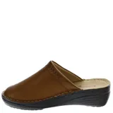 Zueco cerrado de mujer color negro, estilo babucha o zueco, con capellada de cuero texturizado y pespunte amarillo visible en el borde. Posee una suela de plataforma con relieve.