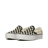 Zapatillas Vans Classic Slip-On con plataforma, sin cordones, con estampado a cuadros blancos y negros, cuello acolchado y suela waffle de caucho.