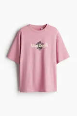 Remera rosa de corte amplio con estampado de girasoles y el texto "Van Gogh".