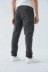 Pantalón cargo slim fit color gris oscuro, con cierre de botón y cremallera, trabillas para cinturón y bolsillos cargo con botones.