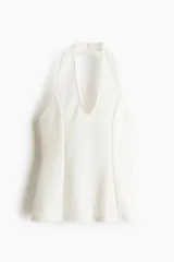 Top blanco con escote halter en V y corte acampanado.