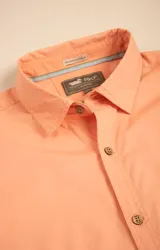 Camisa amarilla de algodón orgánico, manga larga con botones de madera, cuello italiano, calce regular, bolsillo de pecho con logo bordado.
