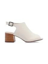 Sandalia peep toe color blanco hueso, confeccionada en cuero, con taco de madera y hebilla metálica.