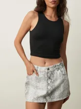 Minifalda de tiro bajo con estampado de piel de serpiente en tonos grises y blancos.