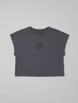 Musculosa gris con cuello redondo y bordado en el centro del pecho.