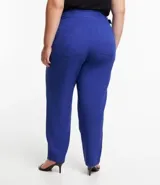 Pantalón de vestir azul eléctrico, de corte recto, con bolsillos laterales y traseros. Se ajusta a la cintura con hebillas laterales.