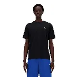 Camiseta negra de algodón de corte clásico, con logo de New Balance bordado en el pecho.