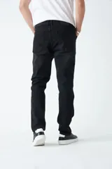 Pantalón de jean negro de corte recto, tiro medio y efecto lavado.