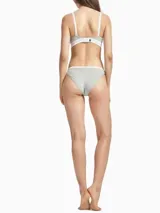 Conjunto Calvin Klein One de algodón gris jaspeado, compuesto por un corpiño deportivo con breteles finos y una bombacha clásica de tiro medio con cintura elástica con logo de la marca.
