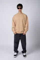 Buzo de friza color gris con cuello redondo y teñido artesanal, de corte oversize.