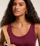 Musculosa negra de rib de algodón, con escote redondo.