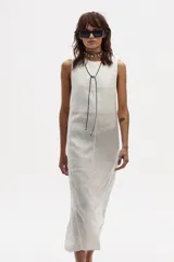 Vestido midi blanco de lino, sin mangas y corte recto.