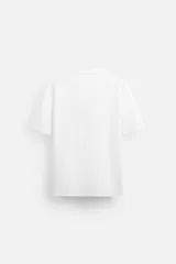 Camiseta verde militar de corte recto, cuello redondo y manga corta.