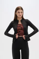 Campera verde oliva de calce al cuerpo y manga larga, con cierre frontal y cuello mao.