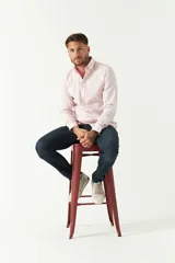 Camisa celeste a cuadros, de corte slim fit, manga larga y logo bordado. Confeccionada en 100% algodón.