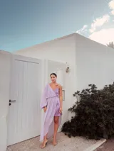 Vestido largo azul marino con un hombro descubierto, manga larga abullonada y falda irregular con sobrevestido de crepé.