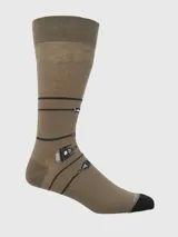 Calcetines de largo medio para hombre, color marrón, con diseño estampado que simula un mapa de calles con enchufes o conectores. El diseño es diferente para el pie izquierdo y el derecho.