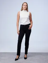 Pantalón de gabardina elastizada color marrón claro, marca Zac & Rachel, corte slim, con pretina con pasadores, botón y cierre. Delantera con tres bolsillos y trasera con bolsillos ojal.
