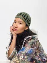 Gorro tipo casquete rojo tejido al crochet con diseño calado.