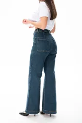 Pantalón de jean de corte ancho, color azul oscuro, con bolsillos frontales y traseros.