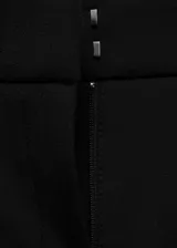 Pantalón negro de tejido fluido con tiro medio, corte flare y diseño largo.