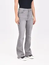 Pantalón de jean gris, de corte acampanado.