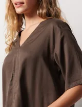 Blusa marrón de lyocell con escote en V y mangas cortas.
