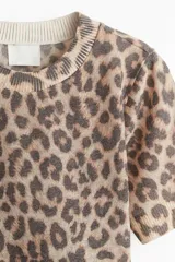 Remera corta de punto fino con estampado de leopardo, cuello redondo y mangas cortas.