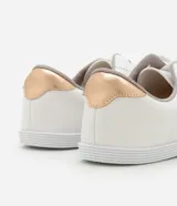 Championes blancos de estilo chutera, con detalles metalizados en color cobre, lazo de cordón y suela baja.