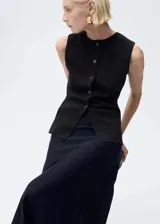 Chaleco negro de punto fino con cuello redondo, sin mangas y cierre frontal con botones.