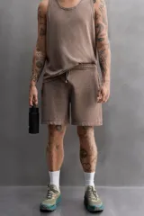 Bermudas jogger negras confeccionadas en tejido de algodón con interior de rizo. Cintura elástica ajustable con cordón y bolsillos laterales en la cadera.