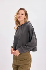 Canguro deportivo cropped gris oscuro con capucha y cordones ajustables. Corte holgado y mangas largas con puños ajustados.