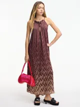 Vestido largo con estampado abstracto en tonos marrones, con cuello halter que se ajusta con lazos finos.