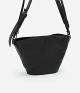 Cartera shoulder pequeña color negro con textura crocco, cierre con botón y asa doble ajustable desmontable.
