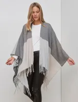 Ruana tejida con diseño colorblock en tonos borgoña, rosa viejo y beige. Presenta flecos en los bordes.