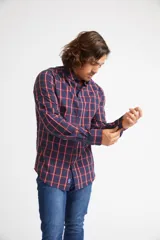 Camisa de hombre a cuadros color beige y azul marino, de corte slim fit, con mangas largas, cartera abotonada y logo bordado en el pecho. Confeccionada en algodón.