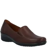 Zapato tipo slip on de cuero liso color negro, con elástico en los laterales y plantilla con relieves para mayor circulación de aire.