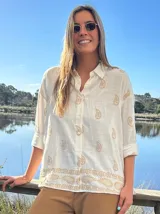 Camisa o sobrecamisa color crudo con bordado de cachemir en color beige.