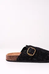 Zueco negro con estampado animal print, hebilla dorada y suela de corcho.