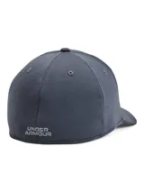 Gorro Under Armour color borgoña con logo bordado en blanco.