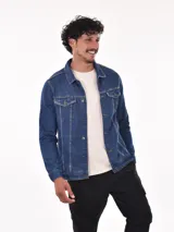 Campera de jean azul con cuello clásico, cierre frontal con botones metálicos, bolsillos con solapa abotonada en el pecho y bolsillos laterales.