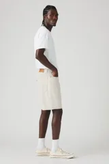 Bermuda de jean color crudo, de corte amplio y largo a la rodilla. Con bolsillos delanteros y traseros.