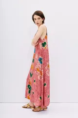 Vestido largo con escote en V, confeccionado en viscosa estampada y breteles trenzados.