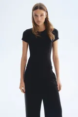 Body de manga corta negro, con escote redondo y corte alto en la entrepierna.