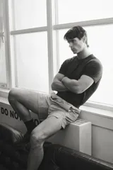 Remera deportiva de manga corta, color negro, con cuello redondo. Confeccionada en tejido de malla funcional con tecnología DryMove™ que absorbe el sudor.