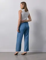 Pantalón cargo de lyocell color celeste, marca Zac & Rachel. Tiene pretina ancha elastizada con lazo ajustable, bolsillos laterales y corte wide leg.