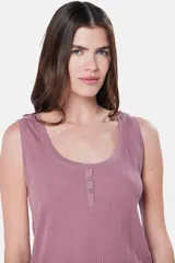 Musculosa lisa color lila en tela rib con botones a presión y corte relajado.