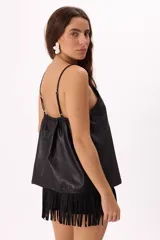 Top negro de símil cuero con breteles finos regulables y escote en V.