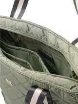 Cartera tipo shopper azul con diseño capitoneado y base negra. Tiene correas bitono, cierre de nylon con tirador textil, logo metálico, bolsillos interiores y compartimento acolchado para laptop.
