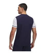 Remera deportiva Under Armour Challenger de hombre, color azul marino con mangas cortas blancas y logo de la marca en el pecho.